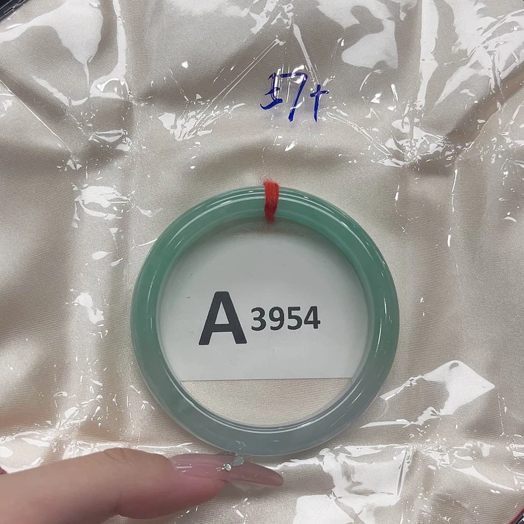 翡翠手镯未镶嵌默认瑕疵