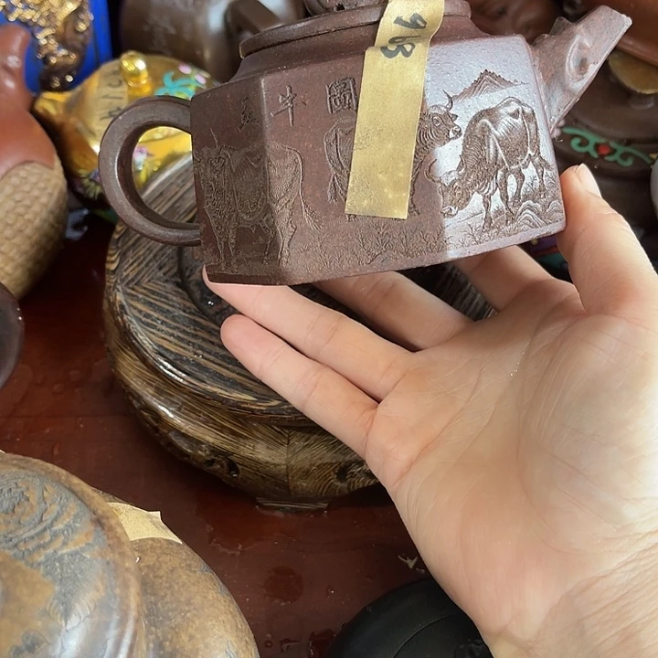 茶壶段泥原矿泥料手工制作的一把紫砂壶。