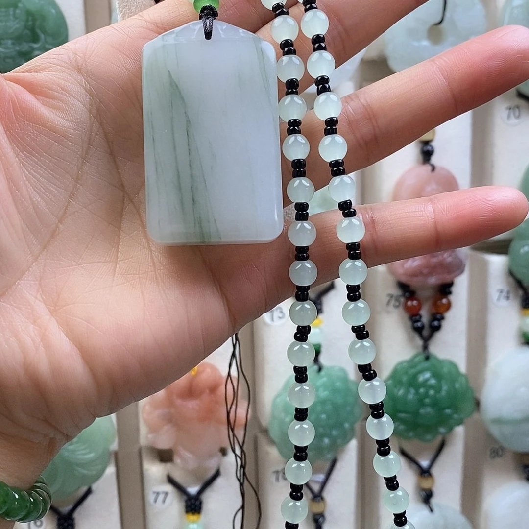 颈饰未镶嵌石英质玉（金丝玉）