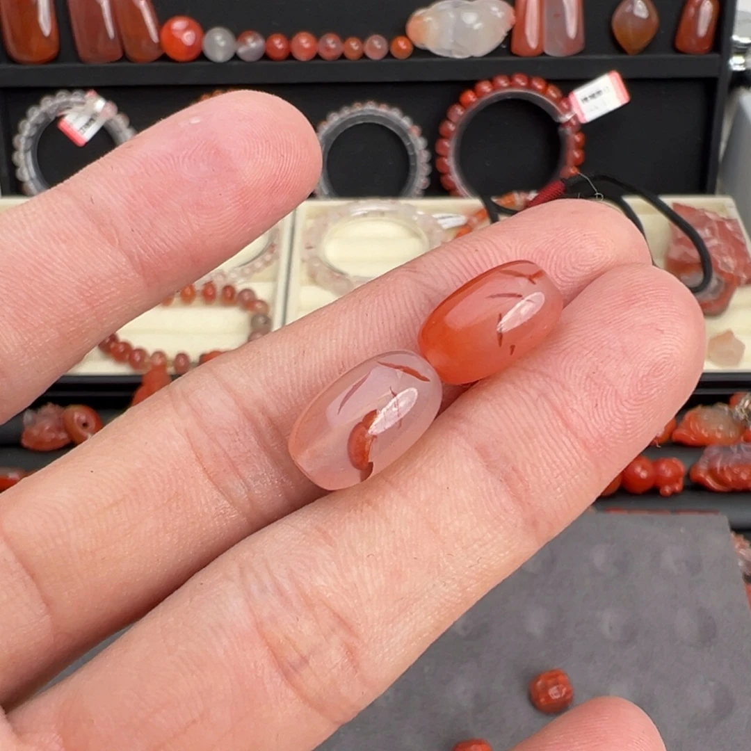 昊***海南红玛瑙未镶嵌颈饰枣珠50元