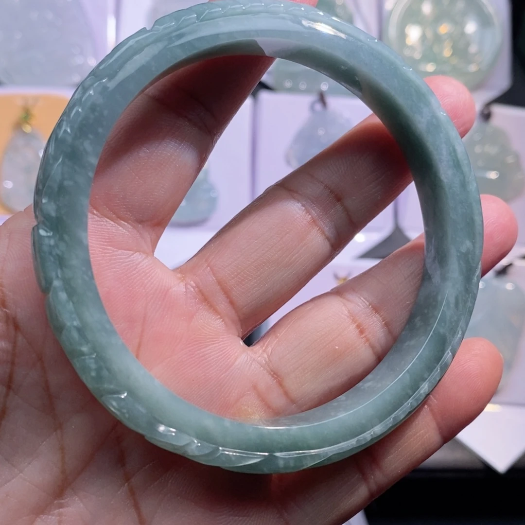 翡翠未镶嵌颈饰手镯