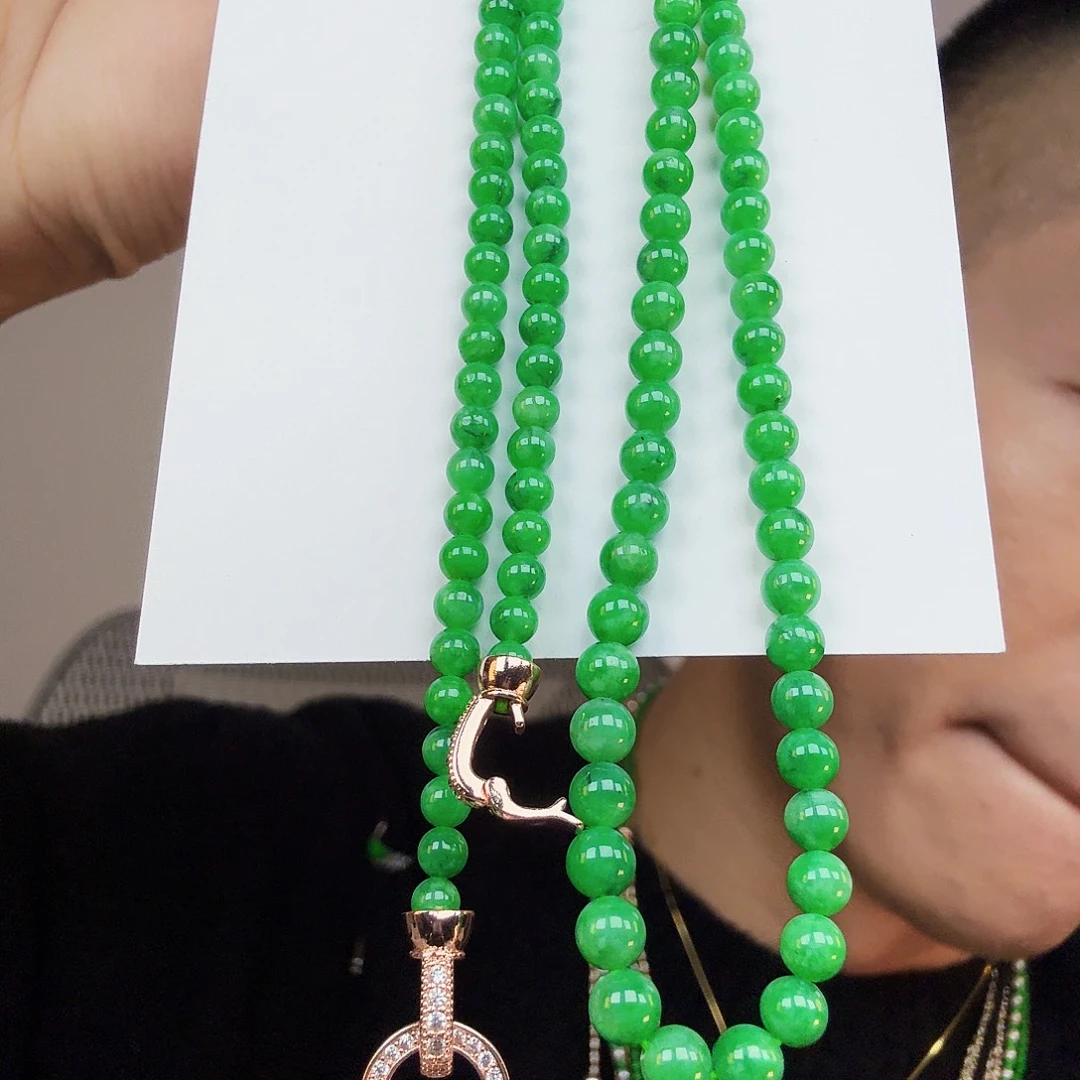 翡翠未镶嵌颈饰一件