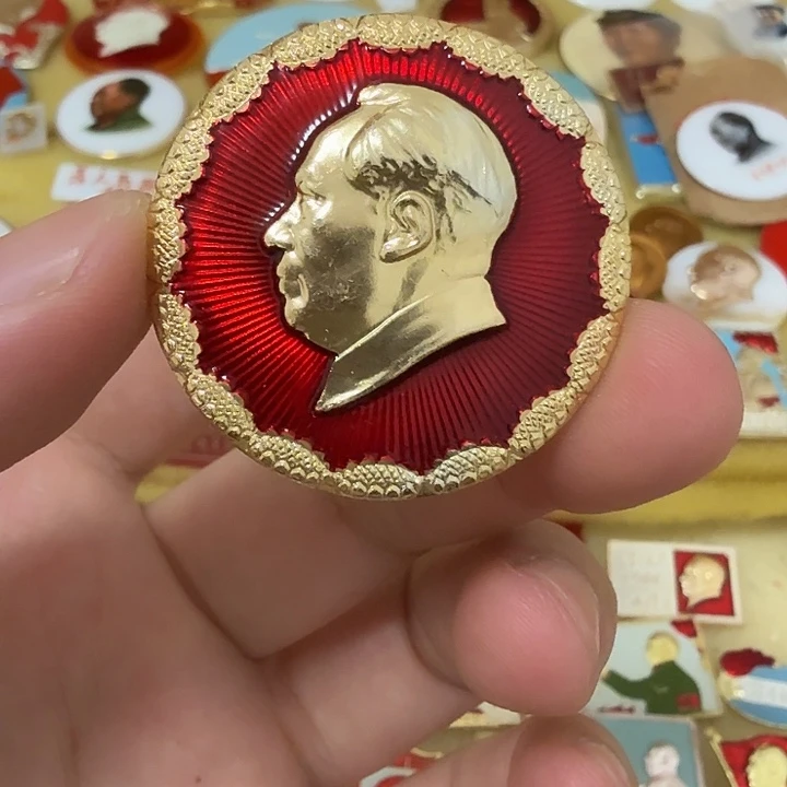 芹***卜其他普通金属毛爷爷像章，万岁