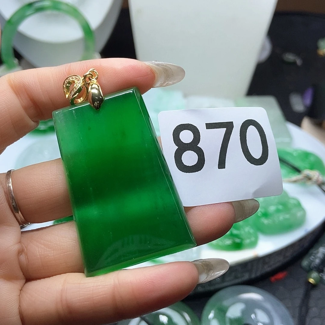 翡翠吊坠(赠链)未镶嵌