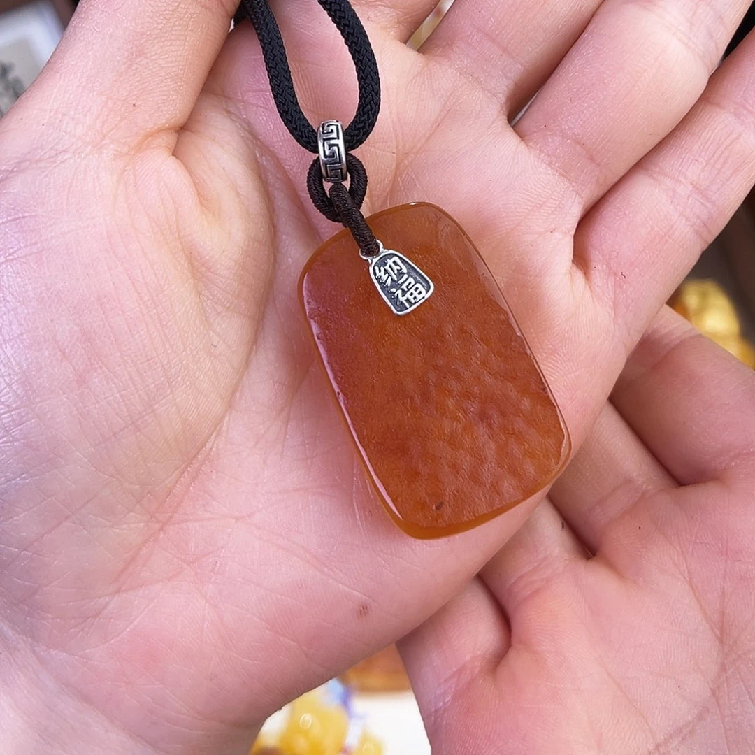 琥珀珠宝奇石未镶嵌。