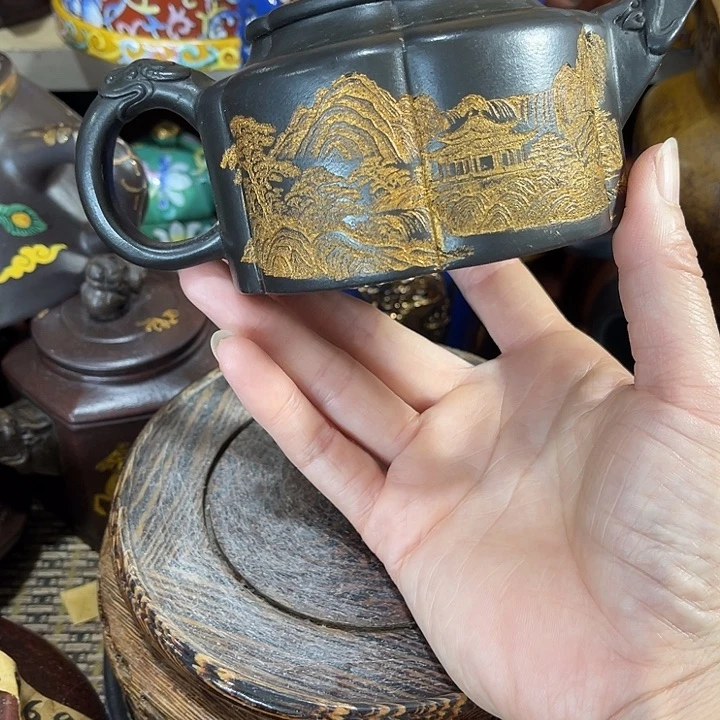 茶壶紫泥原矿泥料手工制作的一把紫砂壶。