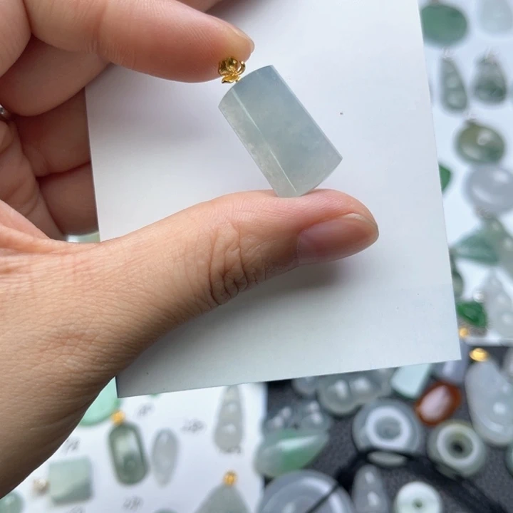 翡翠18K金镶嵌颈饰无事牌