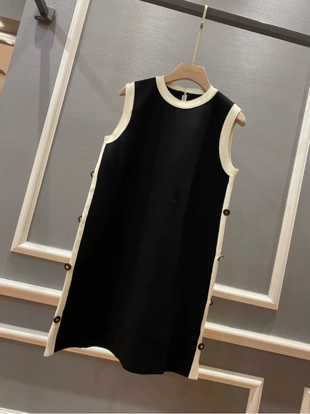 欧都梦·春夏新品 针织黑白拼色侧边纽扣无袖连衣裙 5298