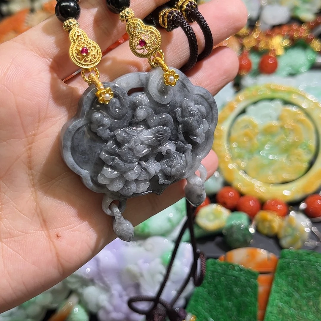 翡翠未镶嵌颈饰待编织