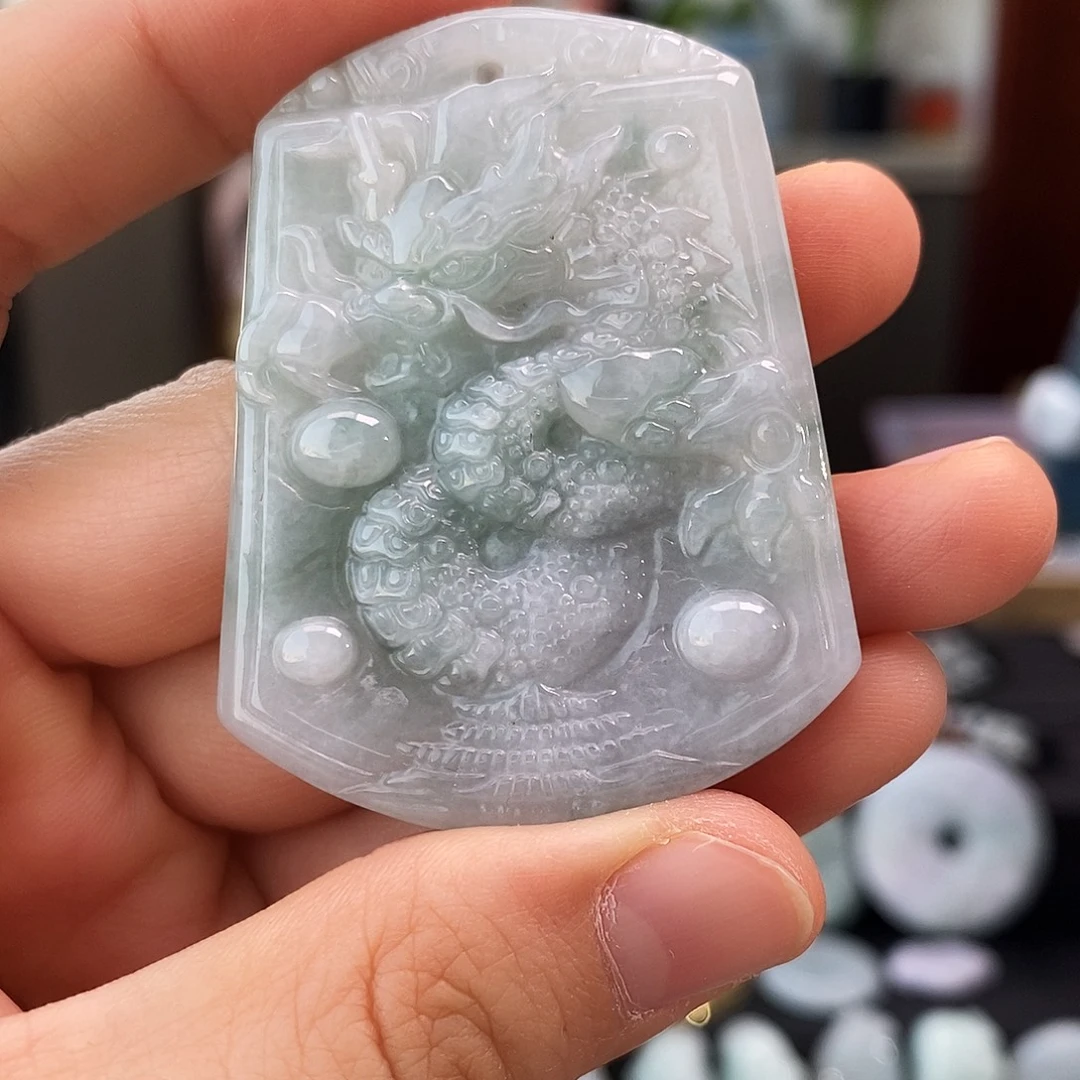 翡翠未镶嵌颈饰龙