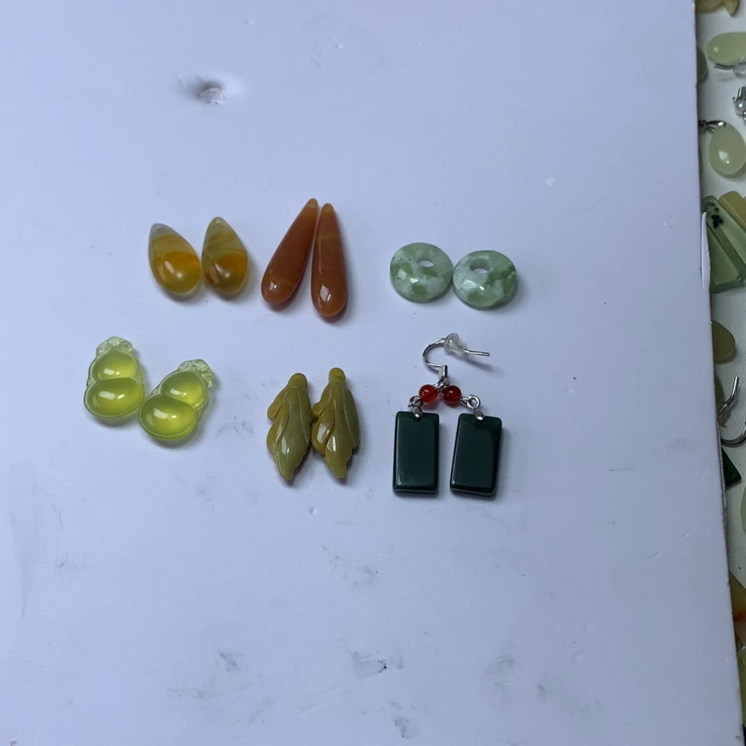 依***依未镶嵌蛇纹石玉耳环随机发一次
