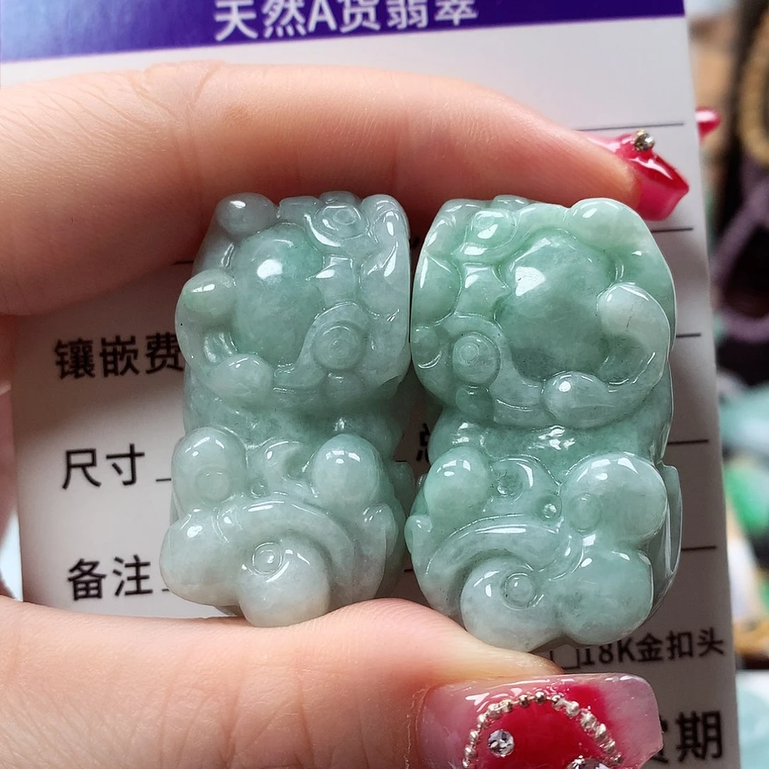 翡翠颈饰未镶嵌貔貅一对，微瑕，介意勿拍