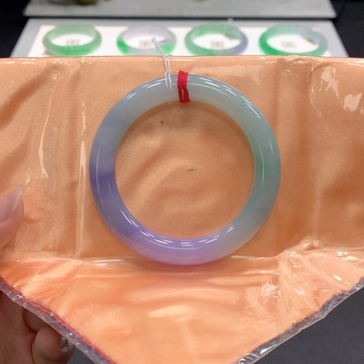 翡翠手镯未镶嵌翡翠