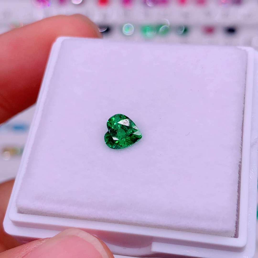 珠宝半成品未镶嵌石榴石（沙弗莱）