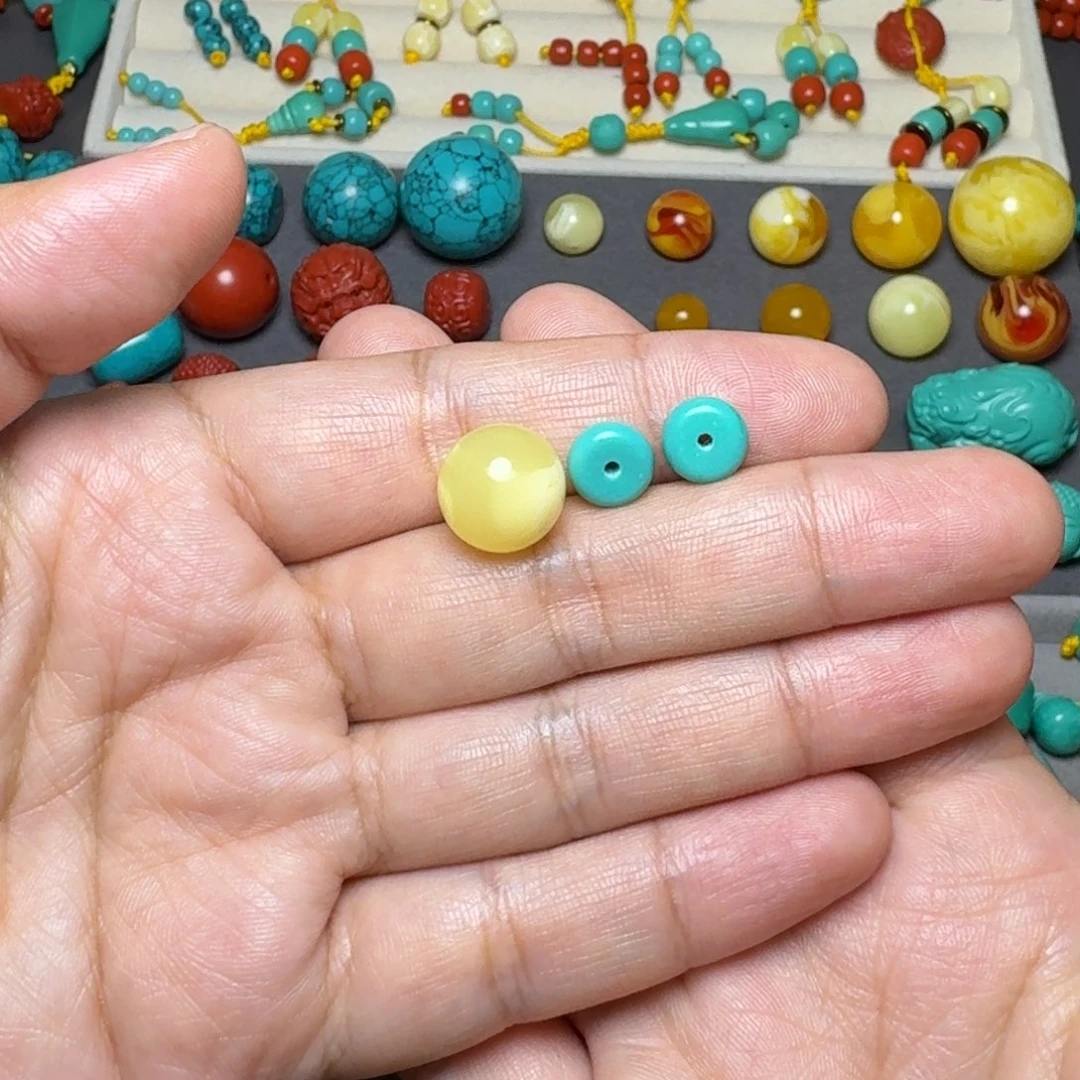 非金属圆珠12一个，绿隔片