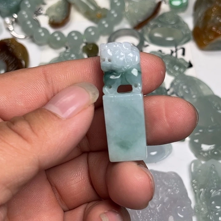 翡翠未镶嵌颈饰印章
