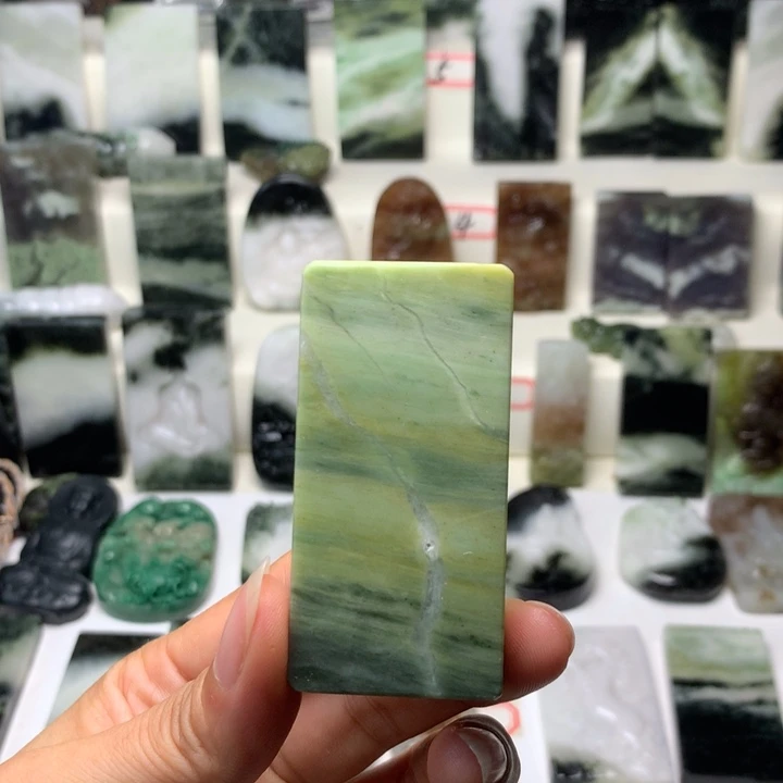 双***虹独山玉未镶嵌颈饰