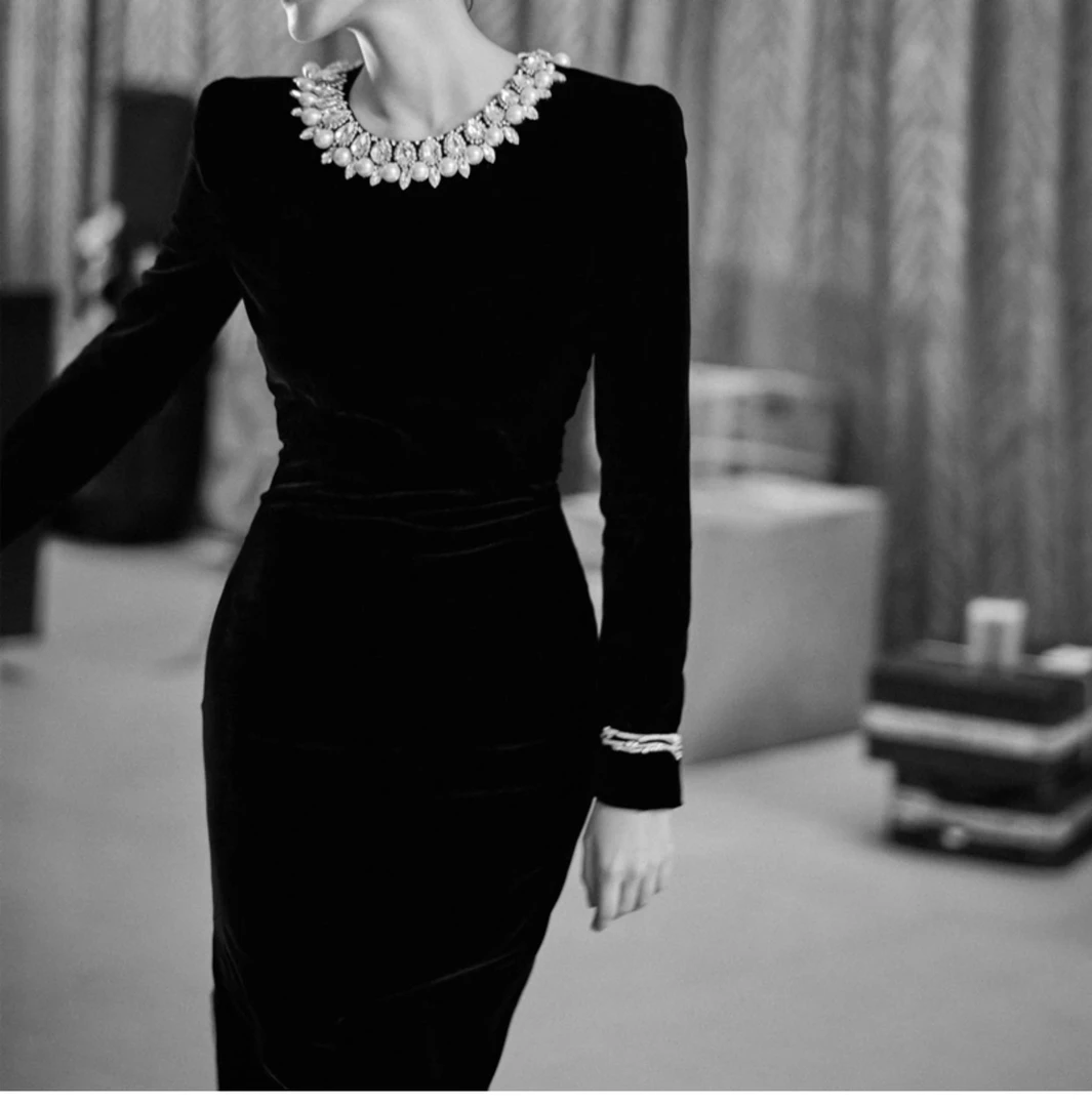 赫本风黑色礼服裙子女秋冬高端钉珠宴会轻奢长款包臀金丝绒连衣裙