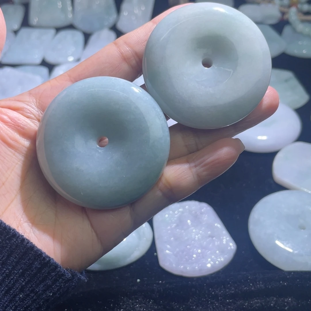 曾***经翡翠未镶嵌颈饰平安扣