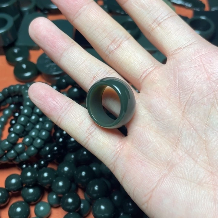 和田玉未镶嵌颈饰皮**乐