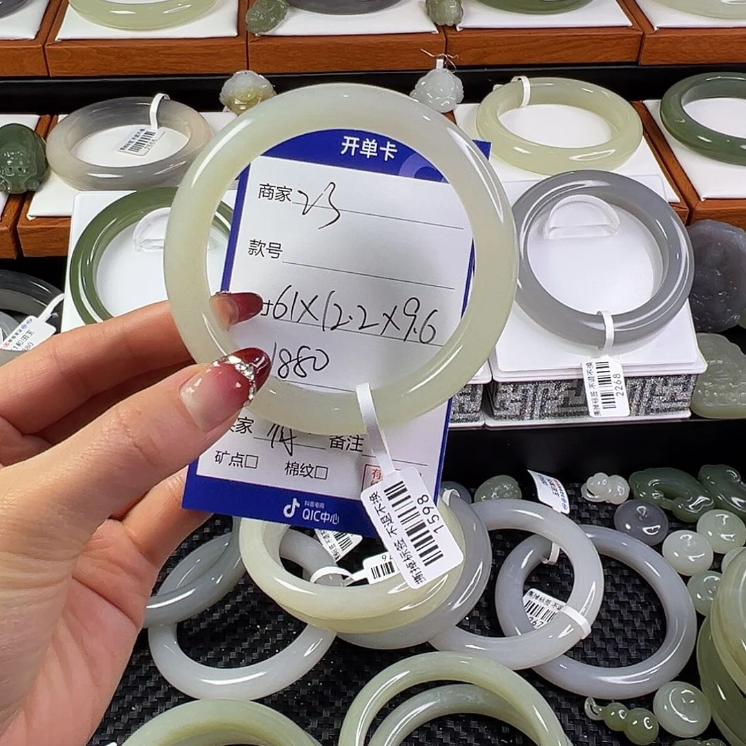 和田玉手镯未镶嵌有**贝