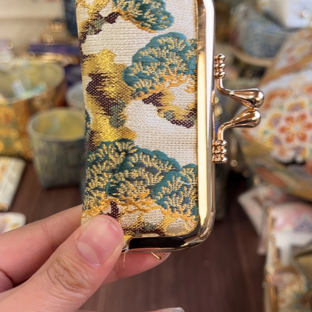 云***儿织绣口金口红包福利