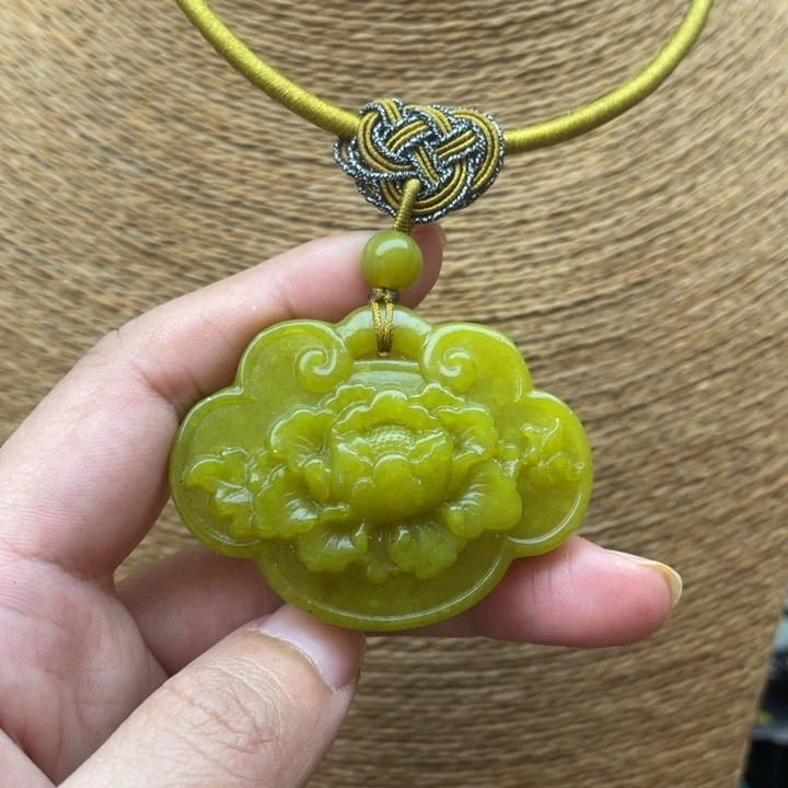 蛇纹石玉吊坠合金