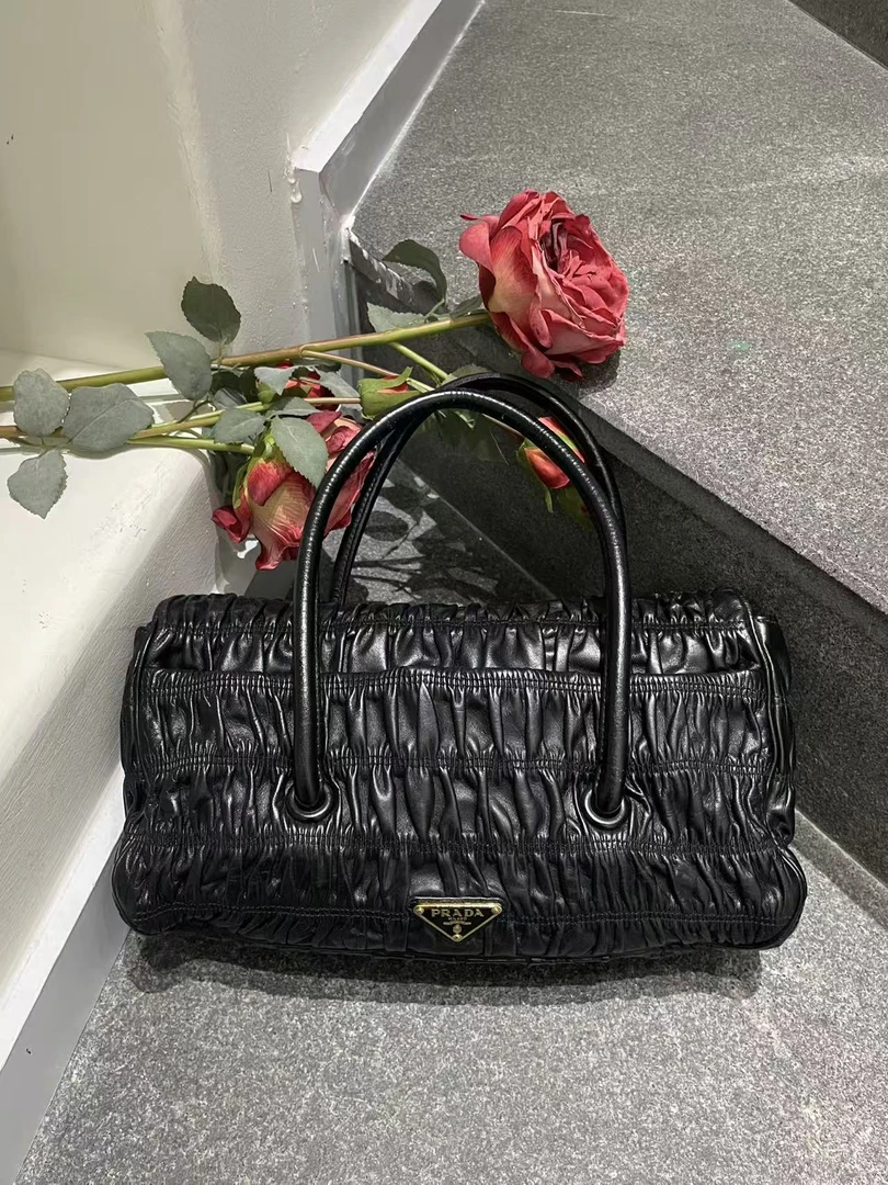 95新 Prada/普拉达 95新黑金褶皱手提包