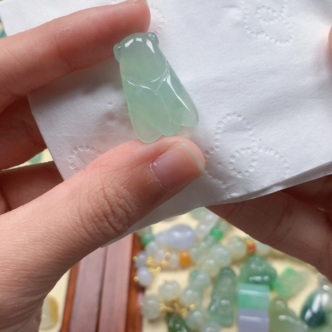 翡翠未镶嵌颈饰是