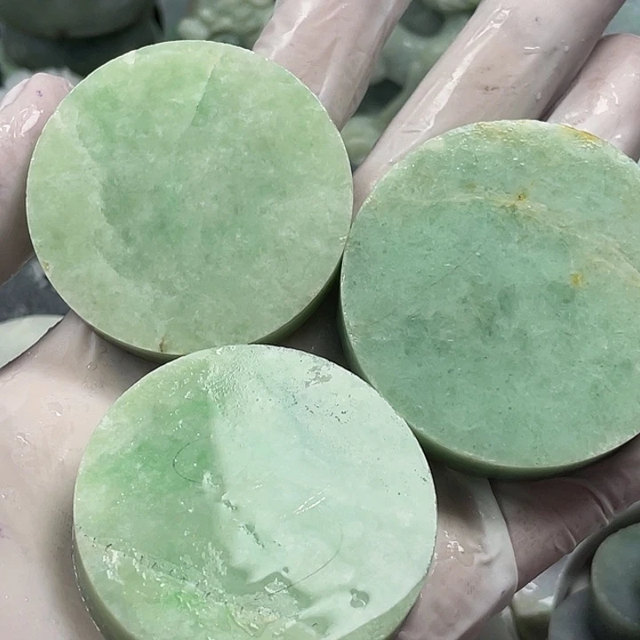 翡翠未镶嵌颈饰手鐲心三个