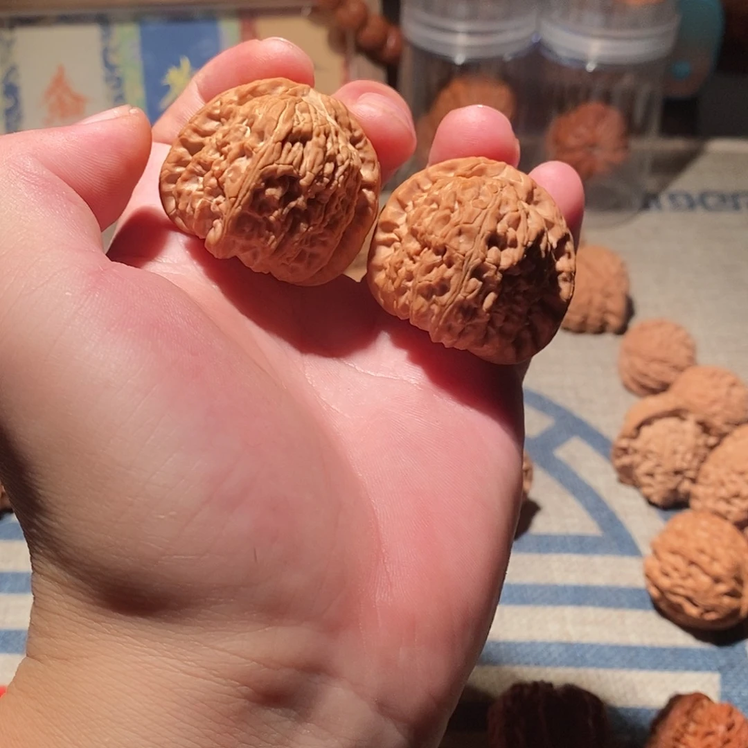 文玩核桃吊坠千**喉白狮子