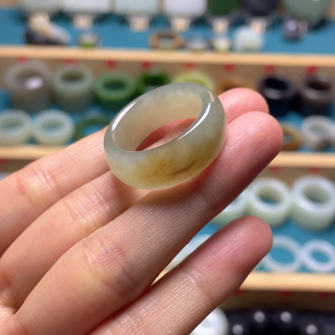 对***歌未镶嵌戒指和田玉