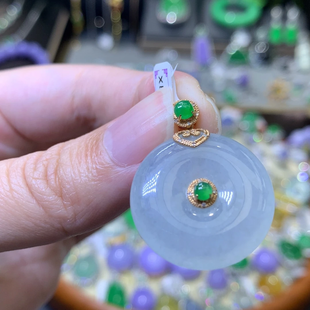 颈饰18K金镶嵌翡翠