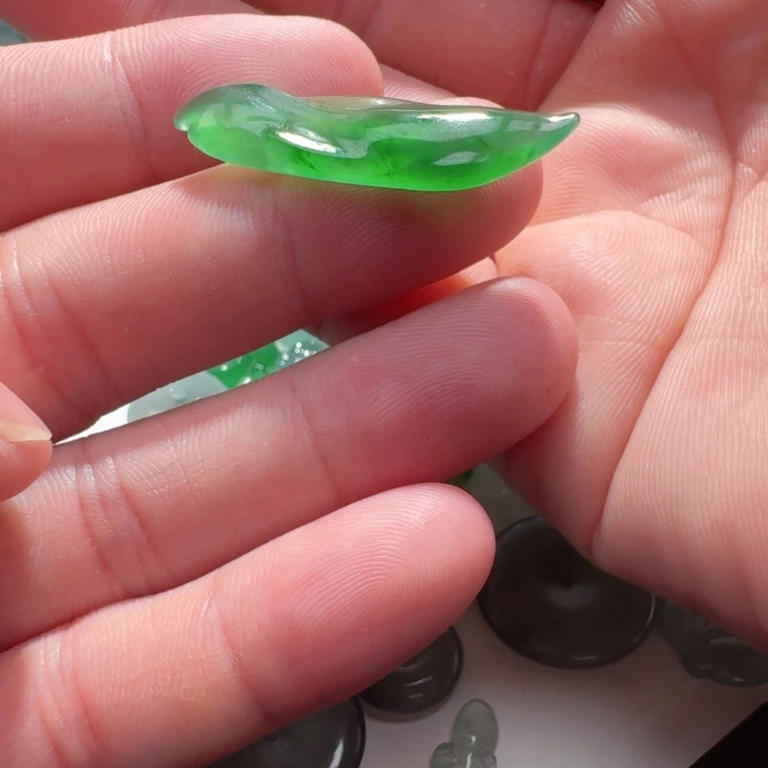 定制翡翠未镶嵌天然翡翠绿随形