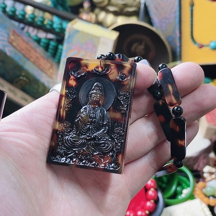 琥珀裸石未镶嵌摆件设计的时候也是