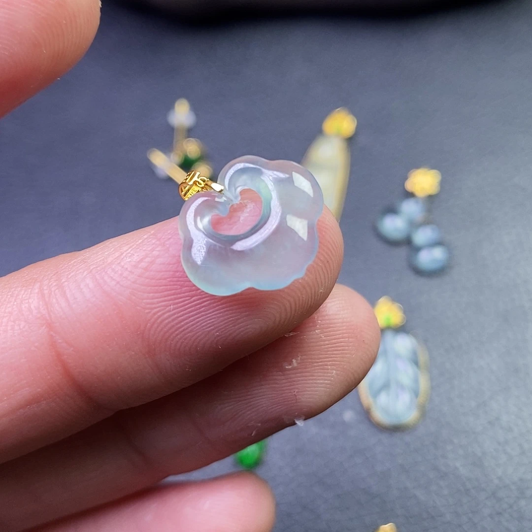 颈饰18K金镶嵌翡翠