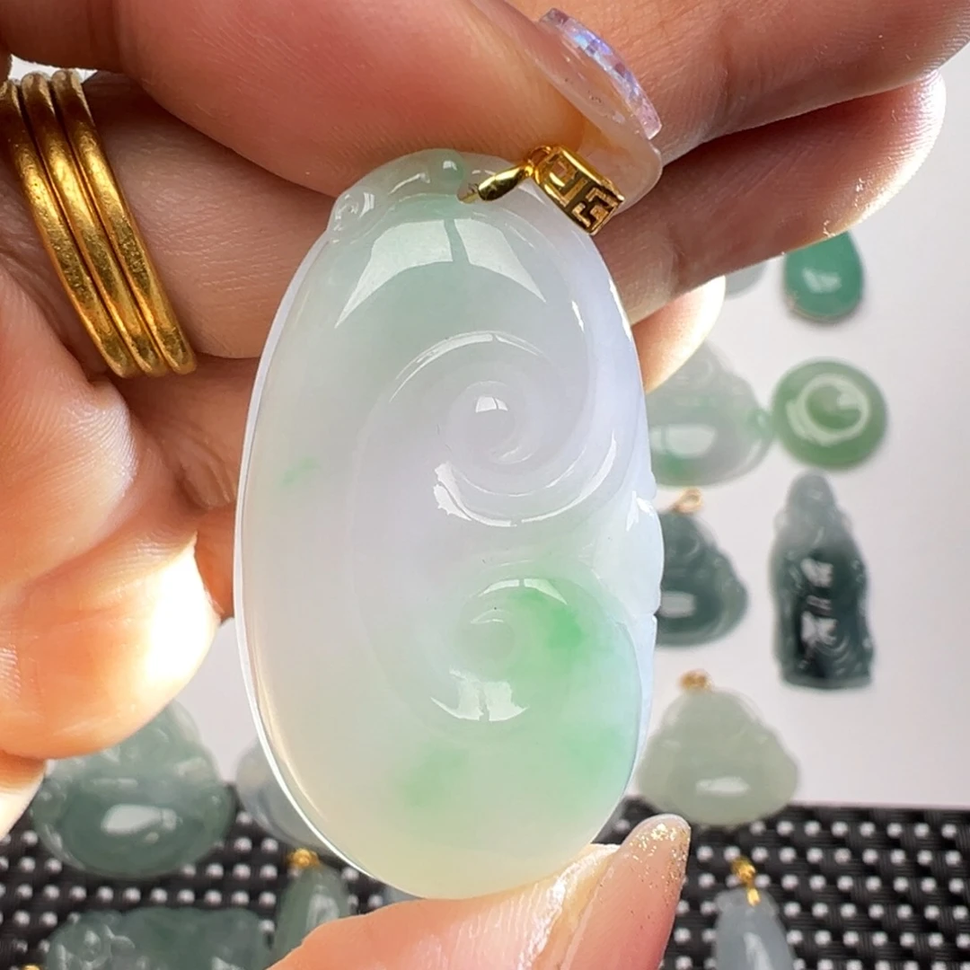 翡翠18K金镶嵌颈饰白底青如意