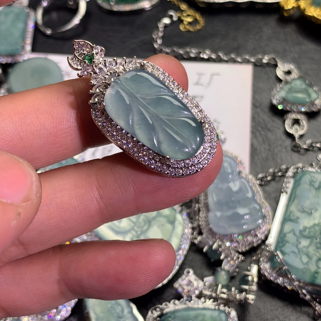 翡翠颈饰未镶嵌叶子