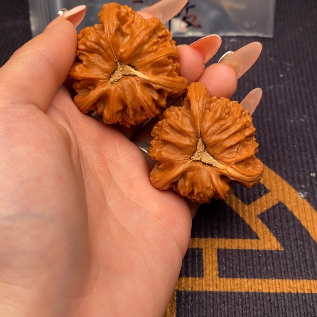 伊***人文玩核桃吊坠白狮子