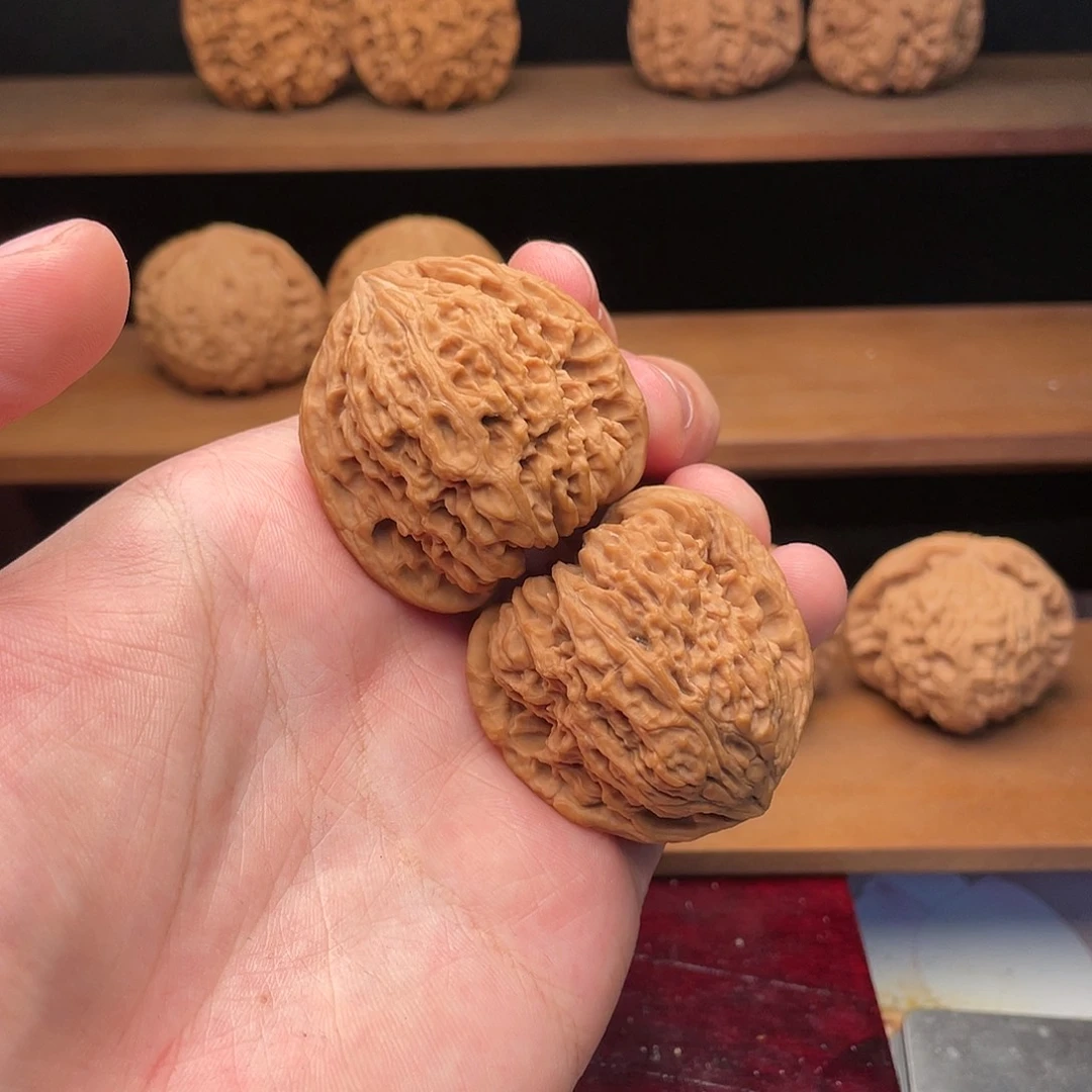 文玩核桃把件41头货红皮凹底拉丝南疆石