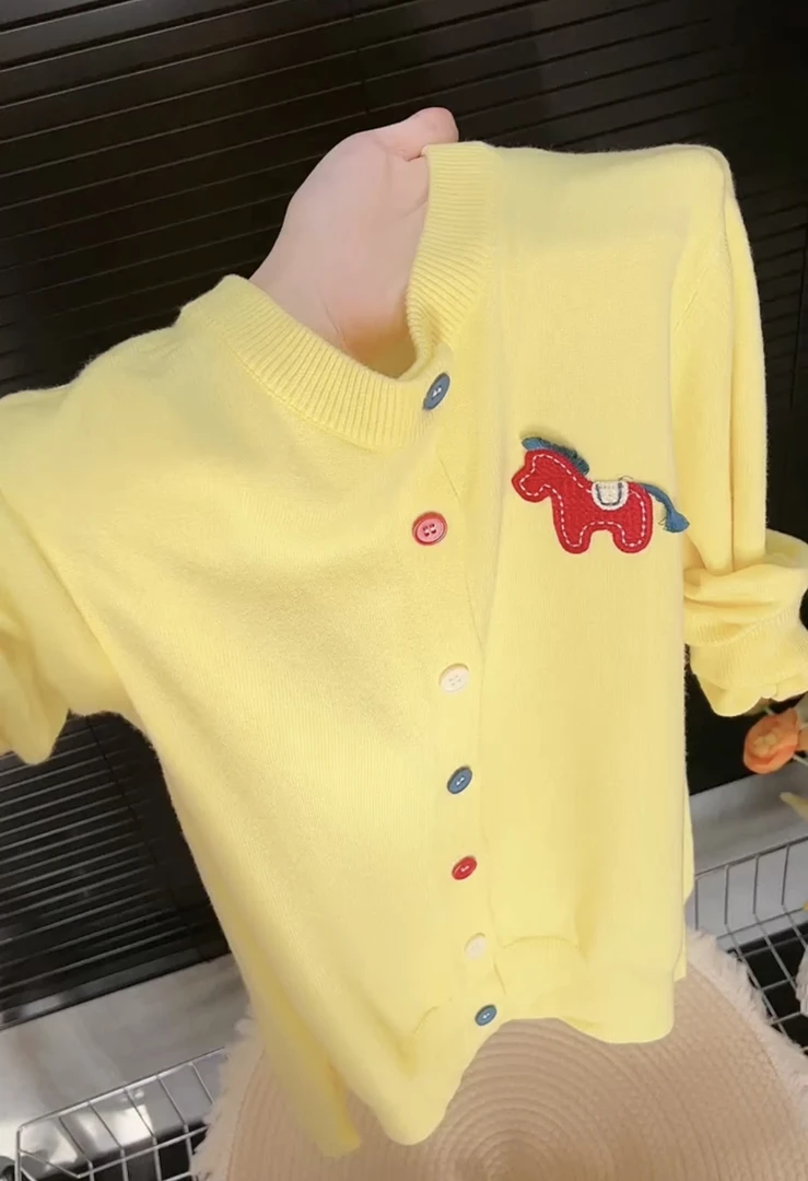 黄色韩版小马设计圆领针织打底衫女2026秋冬新款减龄显小大码上衣