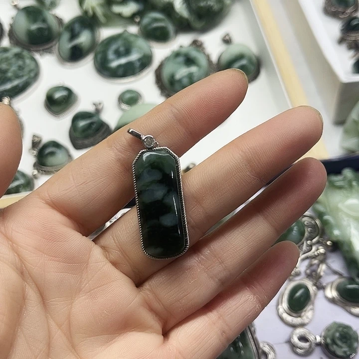 道***·蛇纹石玉未镶嵌颈饰