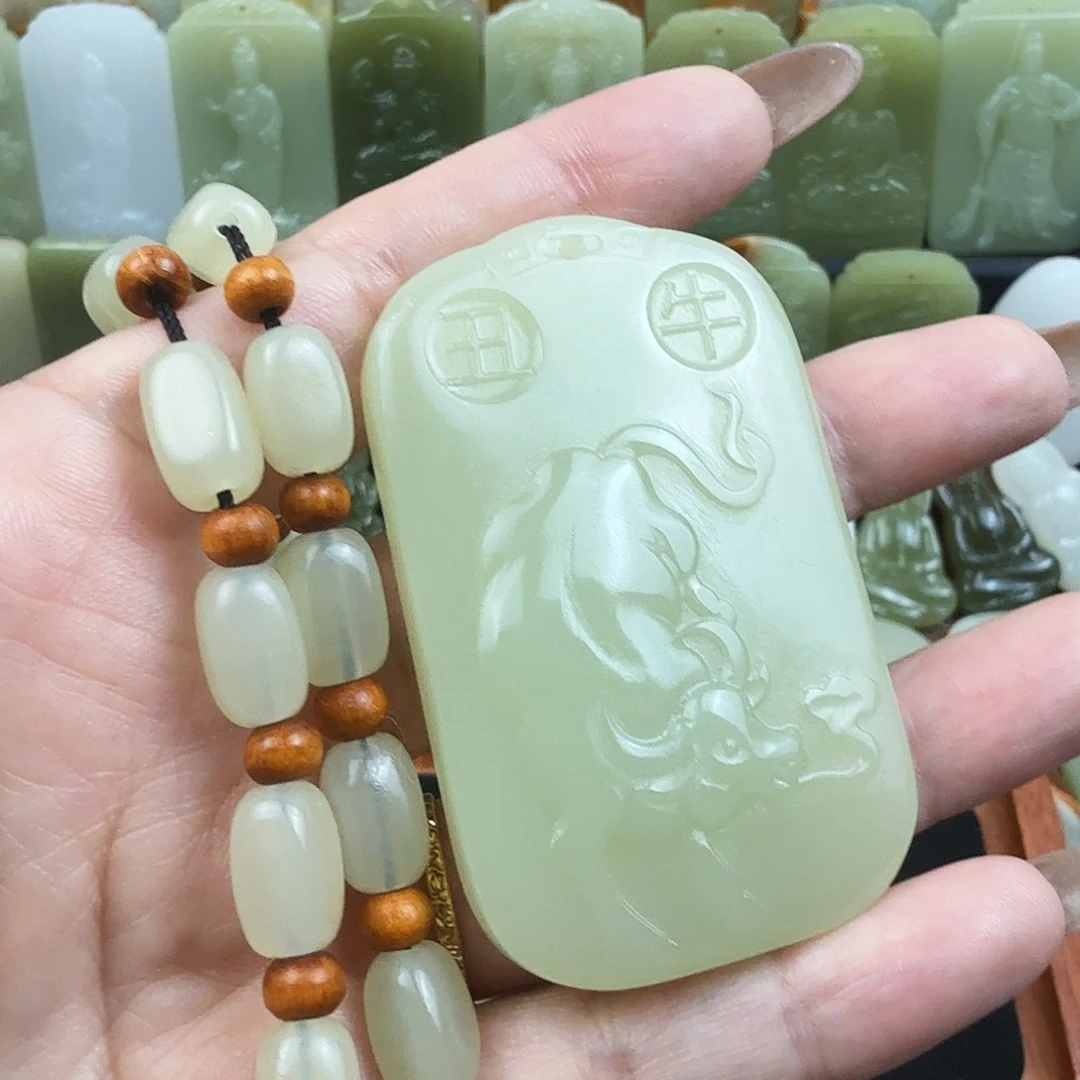 翠绿色生肖牛吊坠