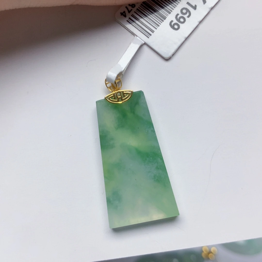 颈饰18K金镶嵌翡翠