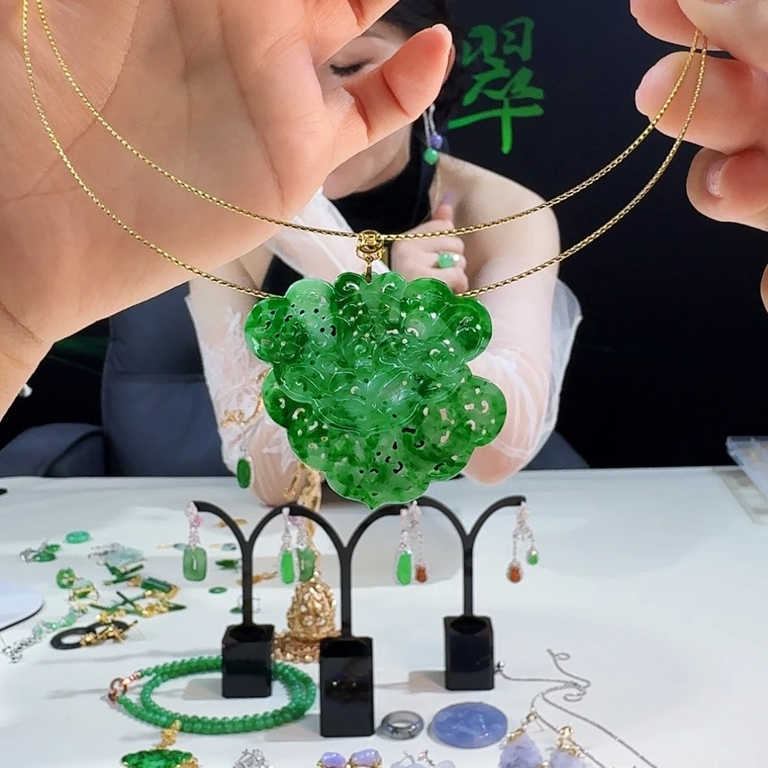 翡翠18K金镶嵌吊坠(不含链)多样性发货发其一发18k 有瑕疵赠银项