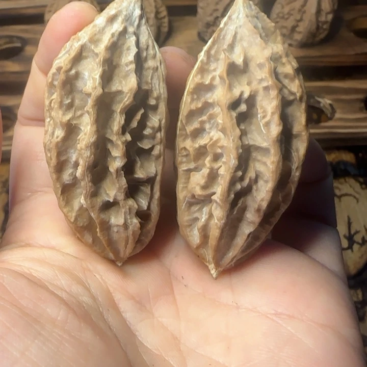 文玩核桃吊坠天生一对