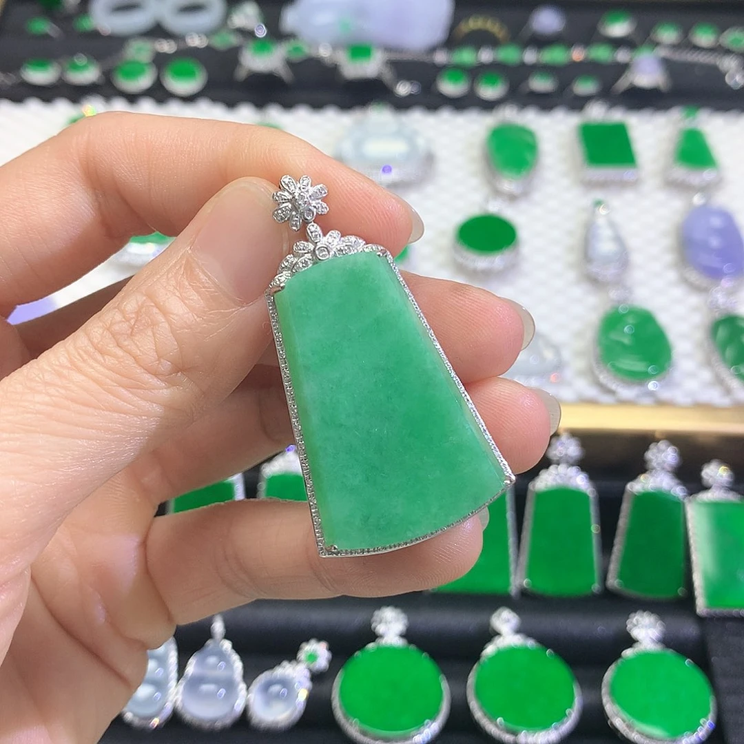 颈饰18K金镶嵌翡翠吊坠