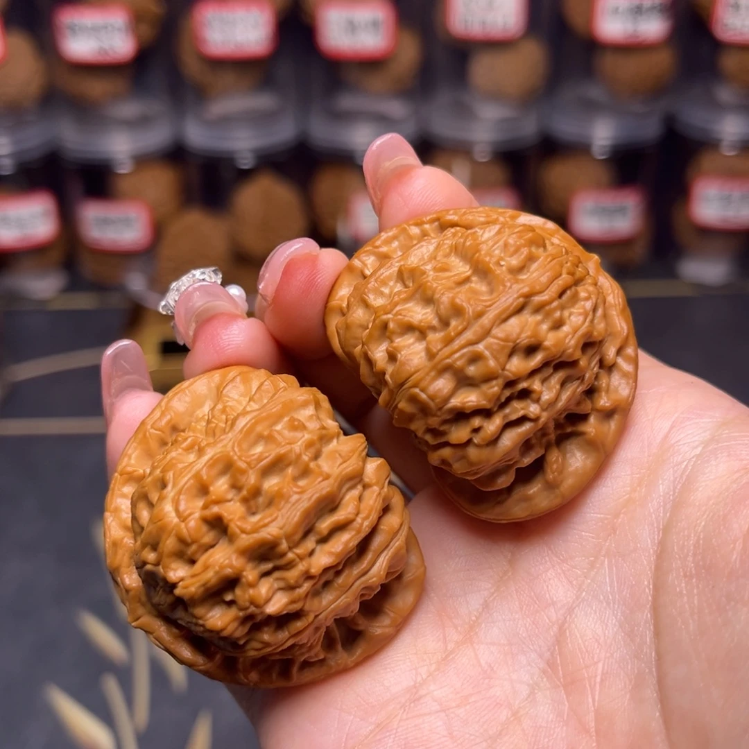 文玩核桃吊坠三角白43.8