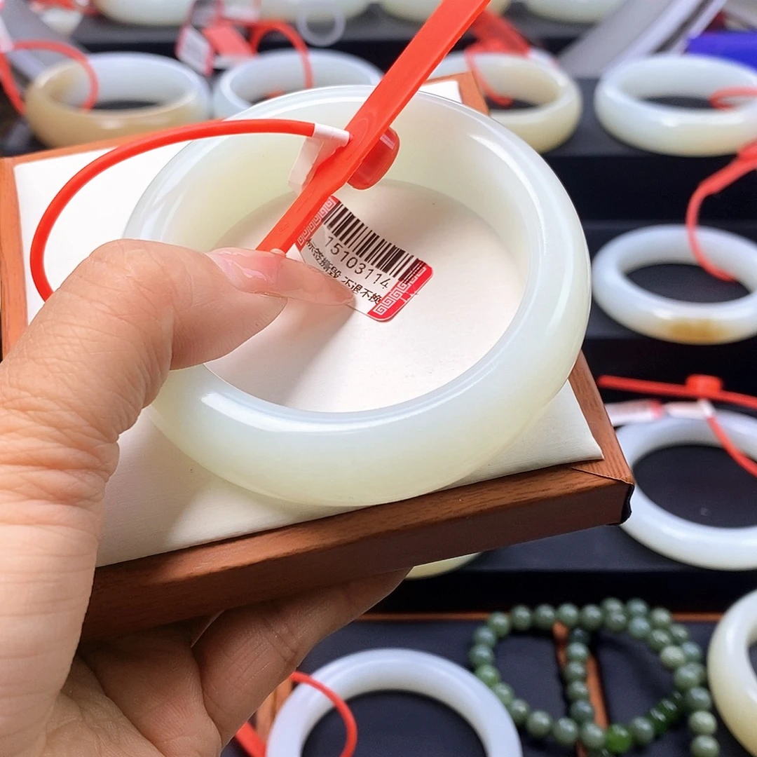 极***音和田玉未镶嵌手镯