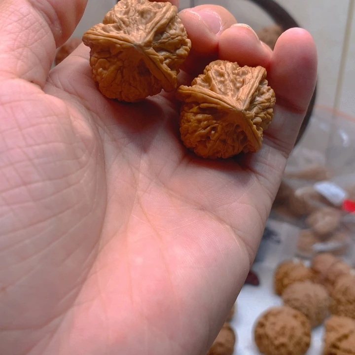 不***世文玩核桃吊坠三棱